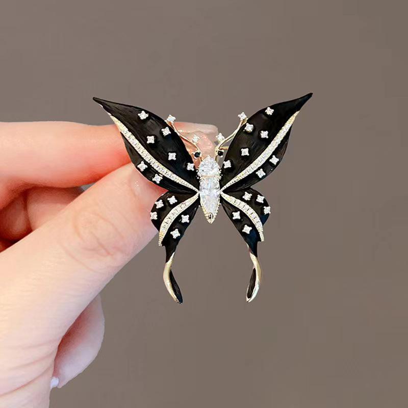 Summer Anti-Exposure Brooch: Fashionable and Luxurious Collar Pin for Women.