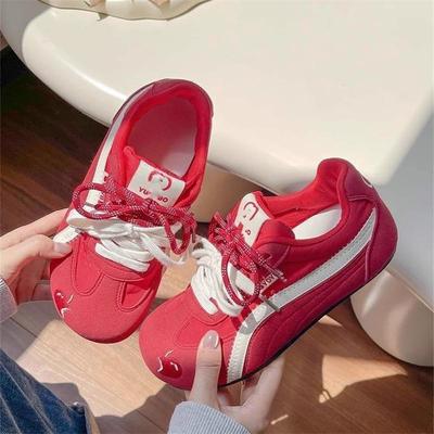 Нишевые красные моральные тренировочные туфли женские 2025 новые весна и осень дышащие высокоценные кеды ретро повседневные маленькие белые туфли