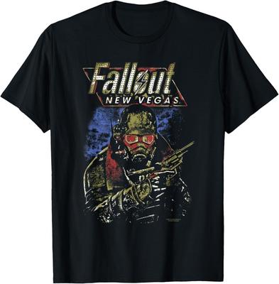 Винтажная футболка с изображением рейнджера из Fallout New Vegas, выполненная в стиле состаренной видеоигры.