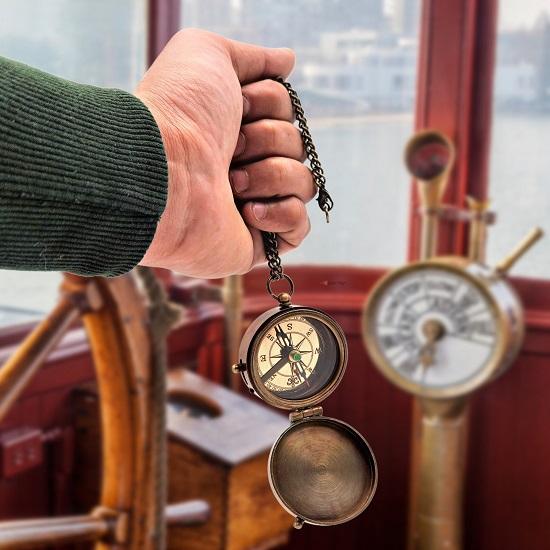 Морской компас стареет вместе со мной. Лучшее еще предстоит выгравировать. Навигационный винтажный компас из твердой латуни в деревянной коробке.