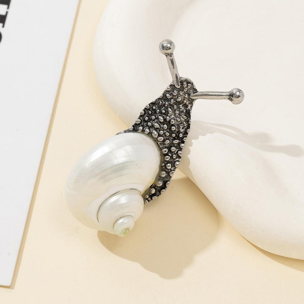 Natural Mother Of Pearl Shell Snail-Shaped Brooch For Elegant Fascinators Women Brooch Jewelry Gift 58x25mm