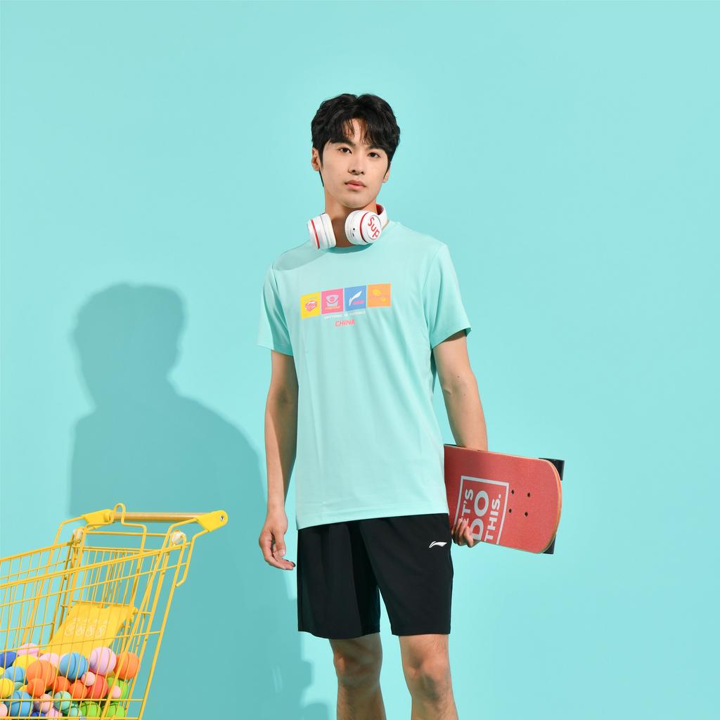 Li-Ning Футболка унисекс с круглым вырезом и графическим принтом серии Ping Pong, светло-голубая ATST031-1