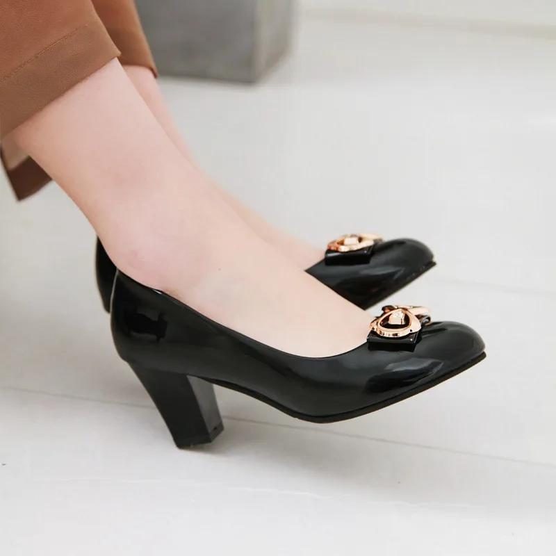 Модная женская обувь 2024 года, брендовые туфли без застежек на высоком каблуке для женщин, модные металлические украшения для офиса и карьеры, горячая распродажа, туфли на каблуках с круглым носком для женщин