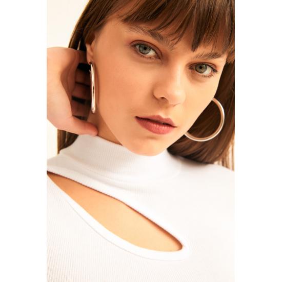 Прозрачные блузки Женская трикотажная блузка в рубчик с вырезами и детальной отделкой