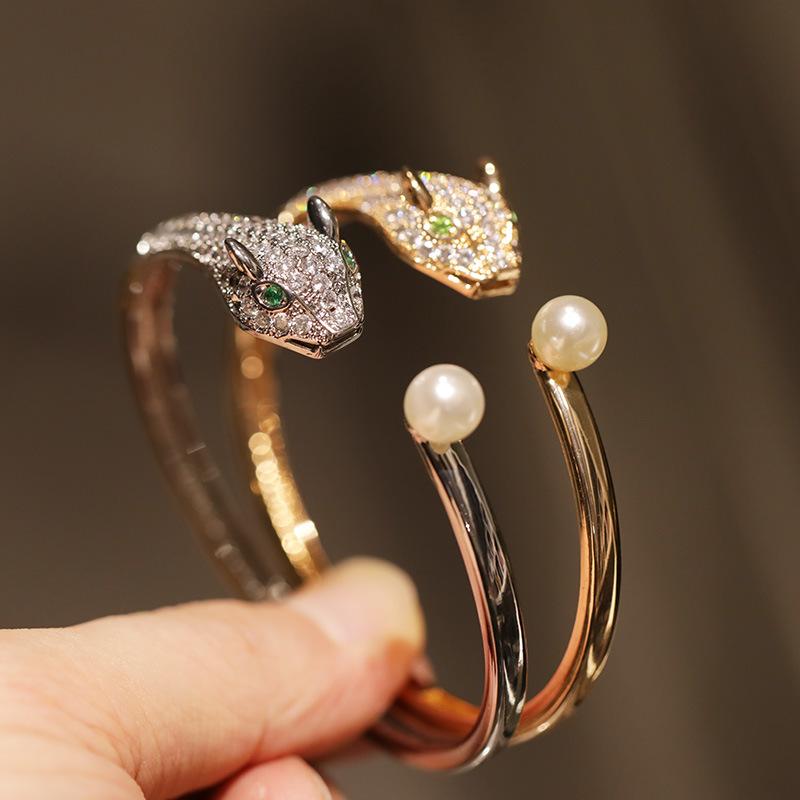 Браслет с леопардовым принтом и инкрустацией из циркония Heavy Industry с современным дизайном и открытым ртом