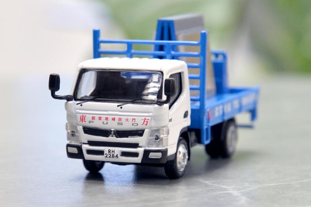 Крошечный город Mitsubishi Fuso Canter Грузовик-стекловоз Литая модель автомобиля 1/76