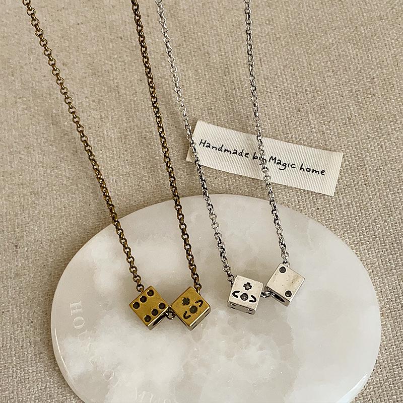 Женское уникальное ожерелье-подвеска в виде игральных костей планеты – Стильный и универсальный чокер для модного акцента.
