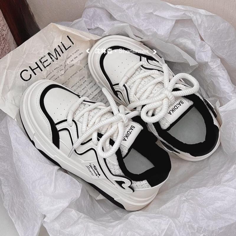 Модные кроссовки для женщин на открытом воздухе повседневные удобные 2024 высококачественные однотонные кроссовки на платформе со шнуровкой на толстой подошве женская обувь