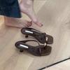 Французский темперамент металлическая пряжка закрытый носок высокий каблук сандалии женские 2025 лето слово с крутыми шлепанцами для улицы римские шлепанцы