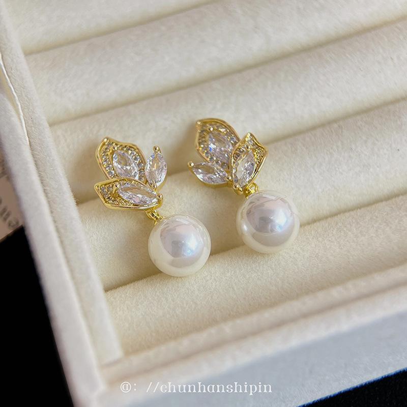 Micro-inlaid zircon leaf pearl ear clips without ear piercings, high-end sense, exquisite fashion earrings, niche design earrings.