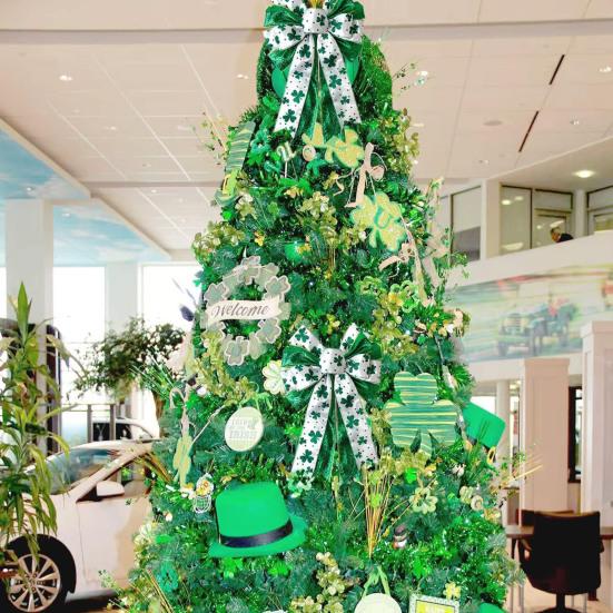 Улица. Бант ко Дню Святого Патрика, большой белый зеленый блестящий бант-клевер, ирландский праздничный декор, бант-узел для венка, верхушки дерева, входной двери