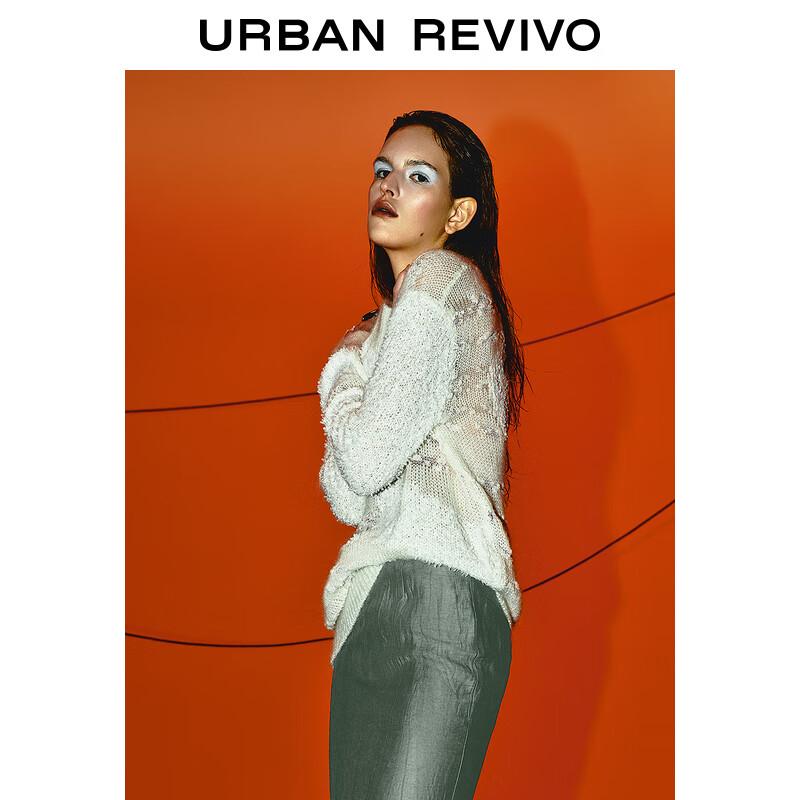 Женский вязаный свитер с ажурным узором