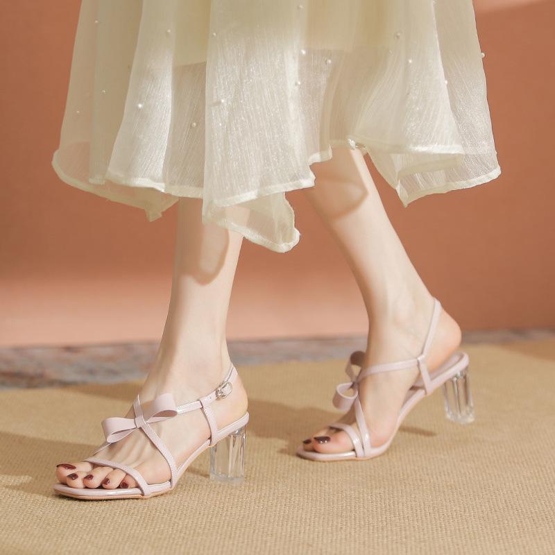 Женские босоножки Temperament 2024 года, летняя новая модная тенденция, элегантные туфли на прозрачном каблуке с бабочкой и римским узлом для улицы, высокие каблуки