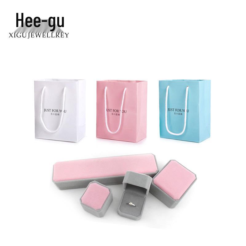 Подарочный набор украшений Higu: Цельная коробка с серебряной полировальной тканью, отделениями для серег, ожерелья и кольца, спиртовыми салфетками, берушами и зеркалом.