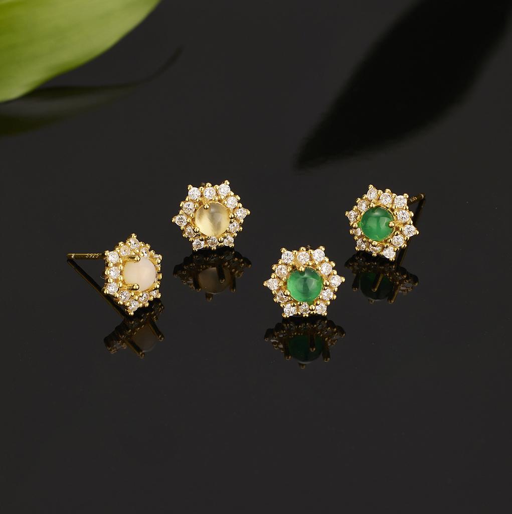 Комплект из платины с круглыми когтями, посеребренная 925 пробы, с серьгами-гвоздиками из натурального зеленого халцедона, изысканные темпераментные серьги