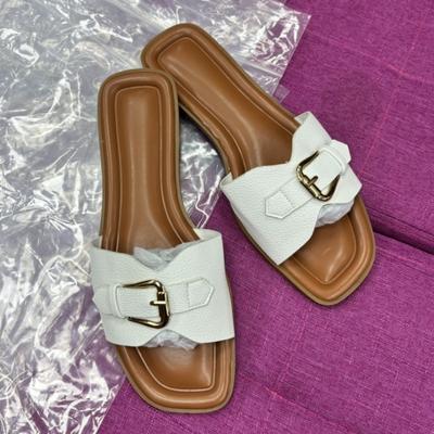 Модные трендовые плоские шлепанцы для женщин разных цветов, ремешок с металлической пряжкой, обувь для летних пляжных поездок 2025 года, повседневные уличные женские тапочки