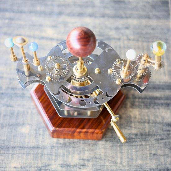 Orrery - шедевр французского декора для книжных полок. Латунная и стальная модель Orrery. Функциональная модель Солнечной системы с несколькими небесными телами.