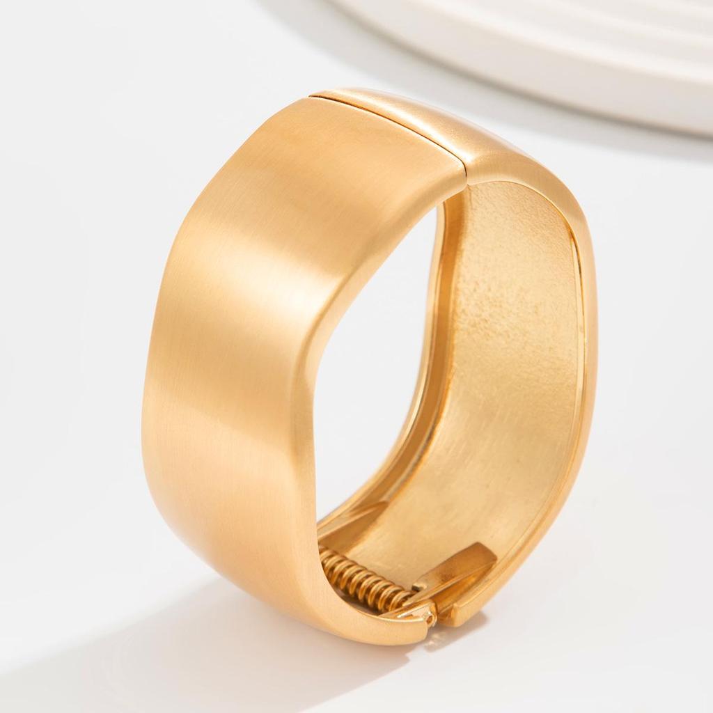 Европейский и американский браслет с овальной пряжкой: Нестандартный дизайн металла