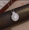 Вращающийся компас с инкрустацией бриллиантами - Элегантная цепочка на ключицы в стиле легкой роскоши, Новый китайский стиль, Символ удачи для женщин