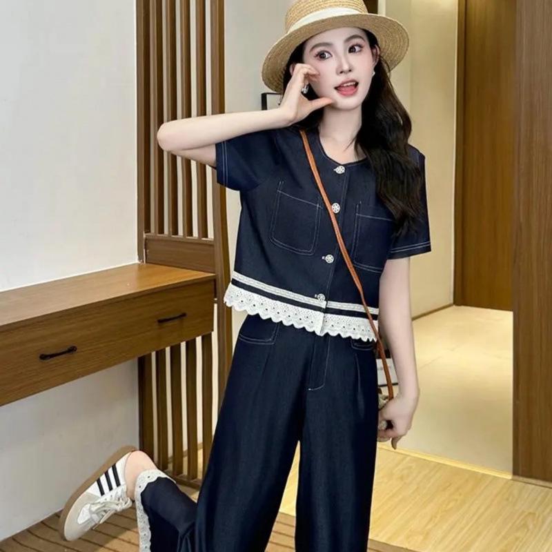 Летний джинсовый комплект из жилета с кружевной отделкой и широких брюк, 2025