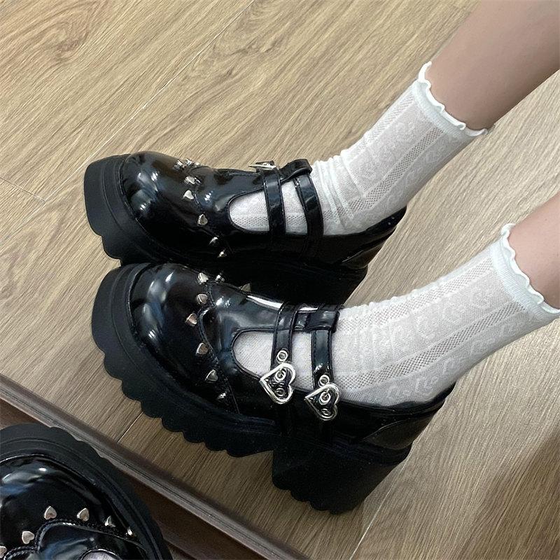 Модные панк туфли-лодочки на высоком каблуке с пряжкой в виде сердца для женщин 2024 Новые Y2K Черные на массивной платформе Лолита Женские туфли с металлическим дизайном пряжки Готическая обувь