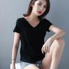 Черная футболка с V-образным вырезом и неровным подолом, короткими рукавами - корейская мода 2022 года