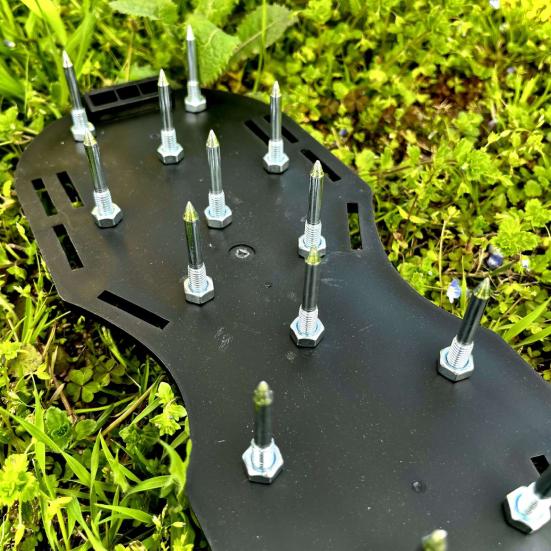 Обувь для аэрации газона с ремнями, регулируемая конструкция, предварительно собранные прочные сандалии с шипами, инструменты для аэрации газона