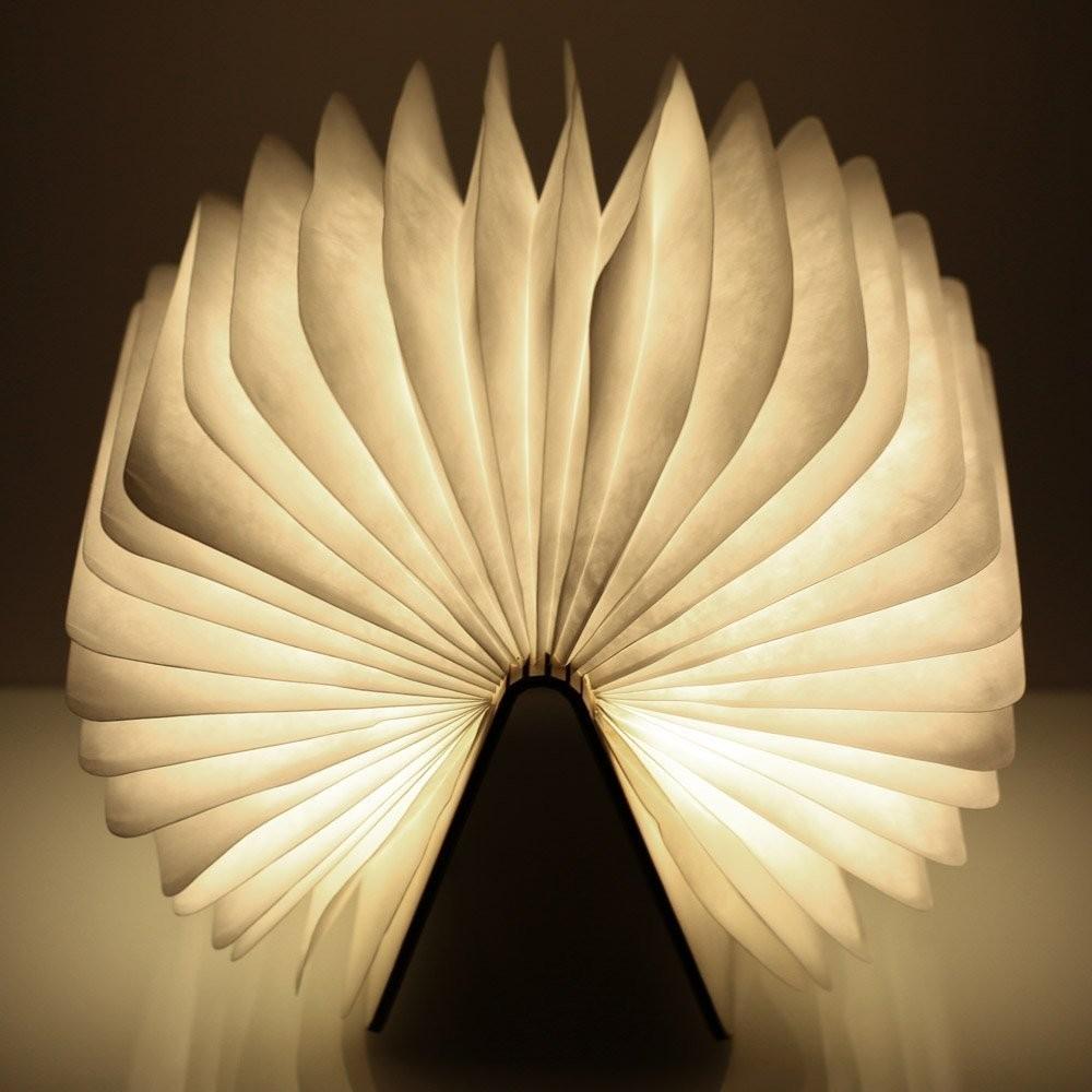 Красивая книга с теплым светом — лучший подарок на день рождения для лучших