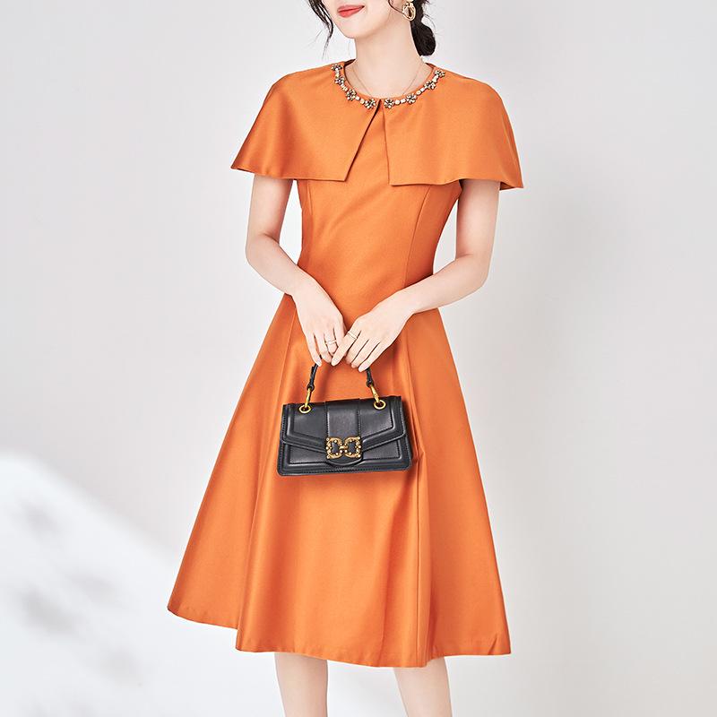 Высококачественное платье-накидка без рукавов с отделкой в виде бриллиантовых гвоздей