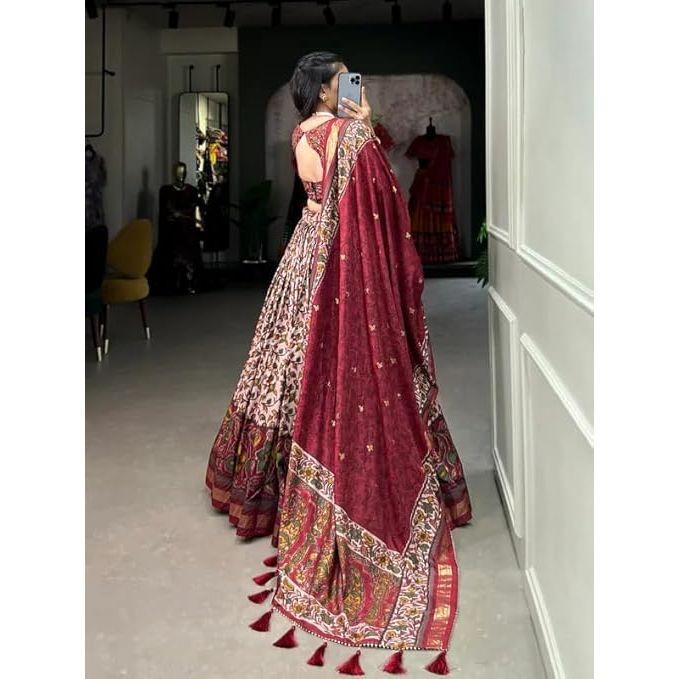 Женская коллекция 'perfectly' Лехенга-чоли из туссарового шелка с принтом Патола и фольгированной отделкой, Несшитая блузка,