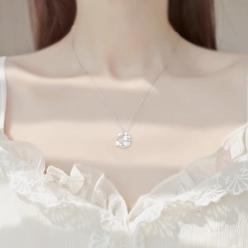 Ожерелье из роз и лунного камня – элитный дизайн, подарок Маленькому принцу для женщин