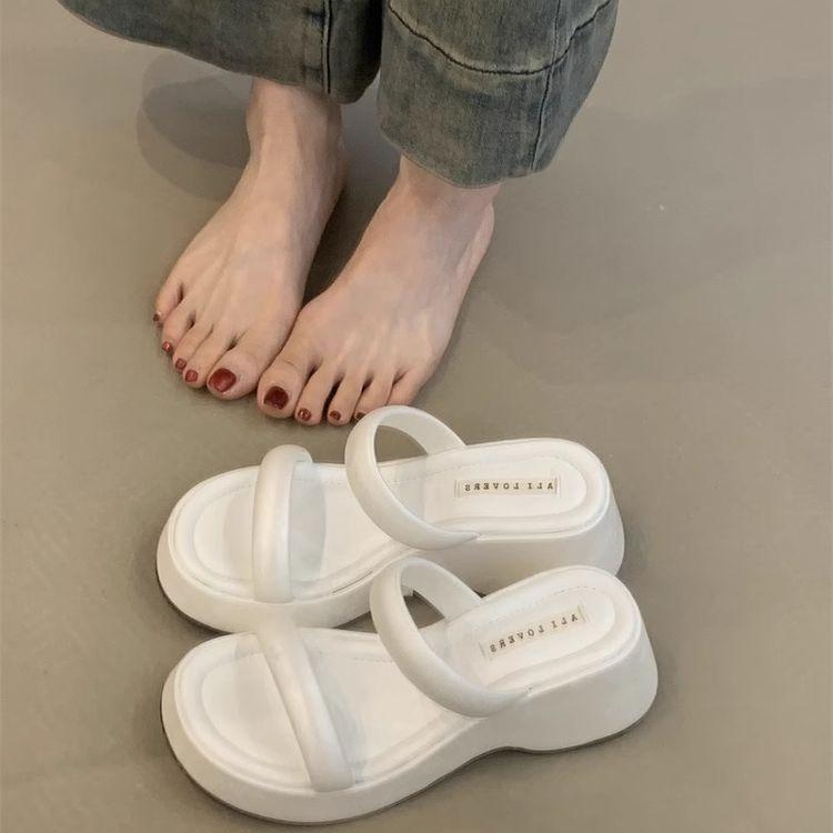 Нишевые леопардовые крутые тапочки женская обувь для улицы 2025 новые модели с юбками, на танкетке, на толстой подошве для увеличения роста, сандалии с римскими перемычками