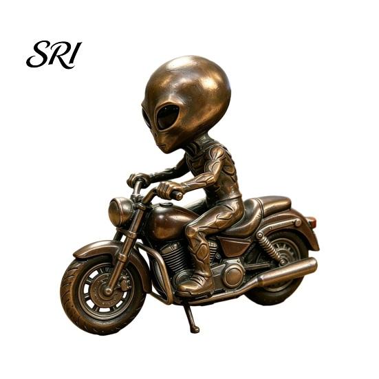 Colorful Resin Garden Statue Alien Gnome Statue, Sitting on Motorcycle Decorative Ornament, Indoor Tabletop Decoration Waterproof Hand-Painted
