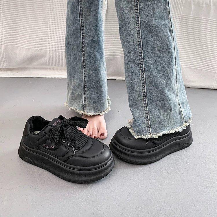 Толстая подошва кожаная поверхность белые туфли женские весна 2025 новые кексы усиление нишевая обувь хлеб повседневная спортивная обувь для скейта