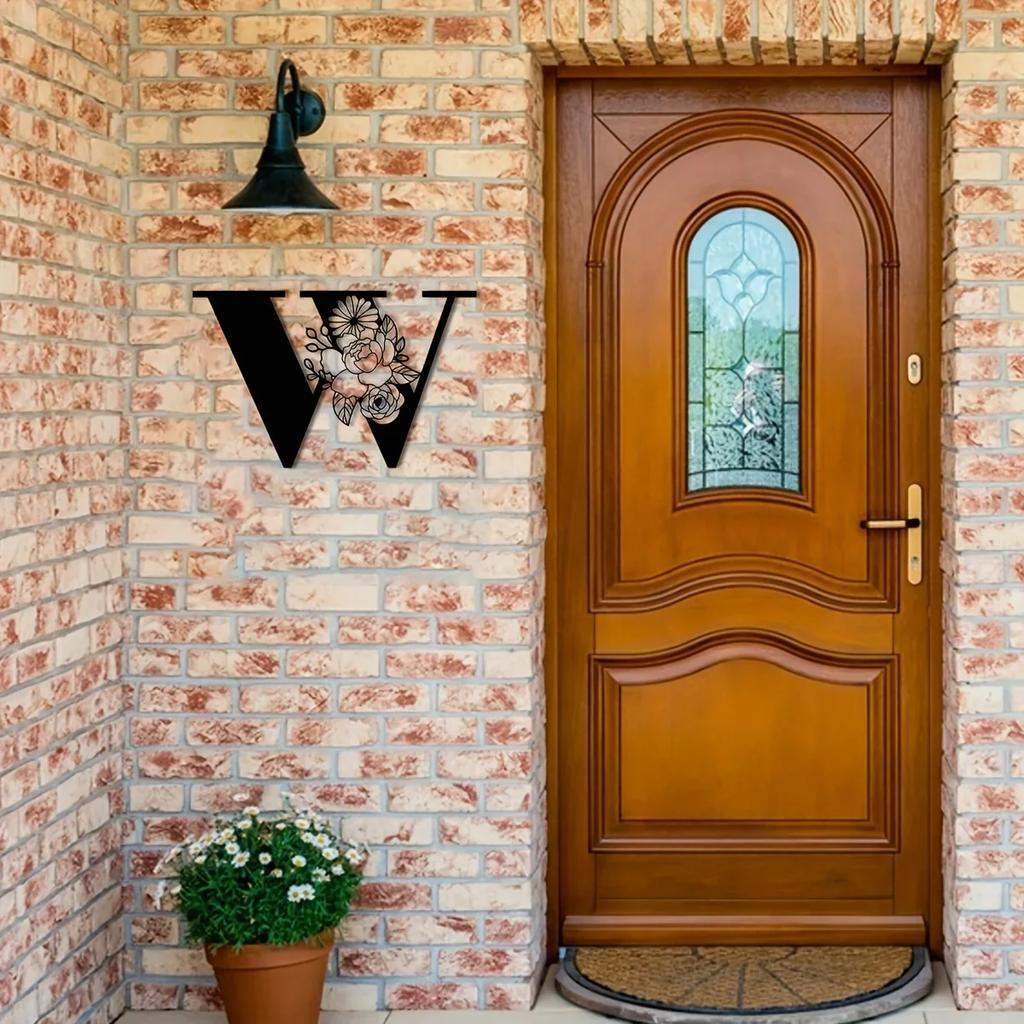 Потрясающая металлическая табличка с цветочными буквами-монограммами! Металлическое настенное искусство. Цветочный декор стен с заглавными буквами алфавита. Буквы для стен своими руками. Знак на заднем плане.