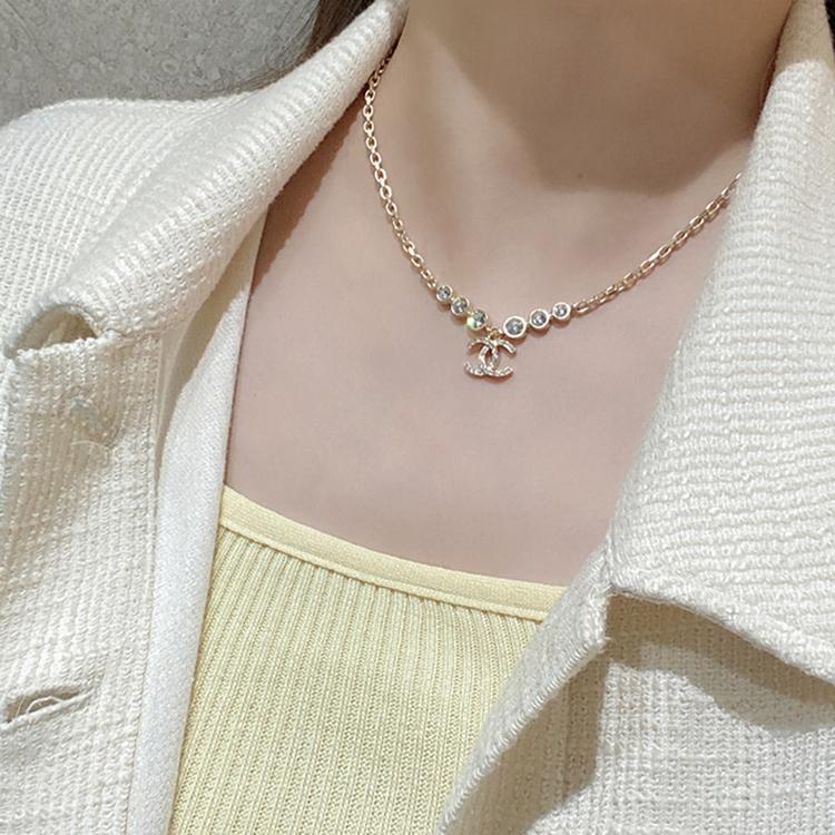 Chanel 21B Серебряное ожерелье с двойным логотипом C и стразами для женщин AB7026-B06561-NF089