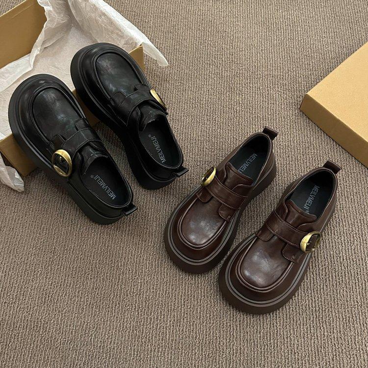 Маленькие кожаные туфли в британском стиле женские весна 2025 новая подошва-маффин на толстой подошве с круглым носком универсальные черные лоферы на липучке