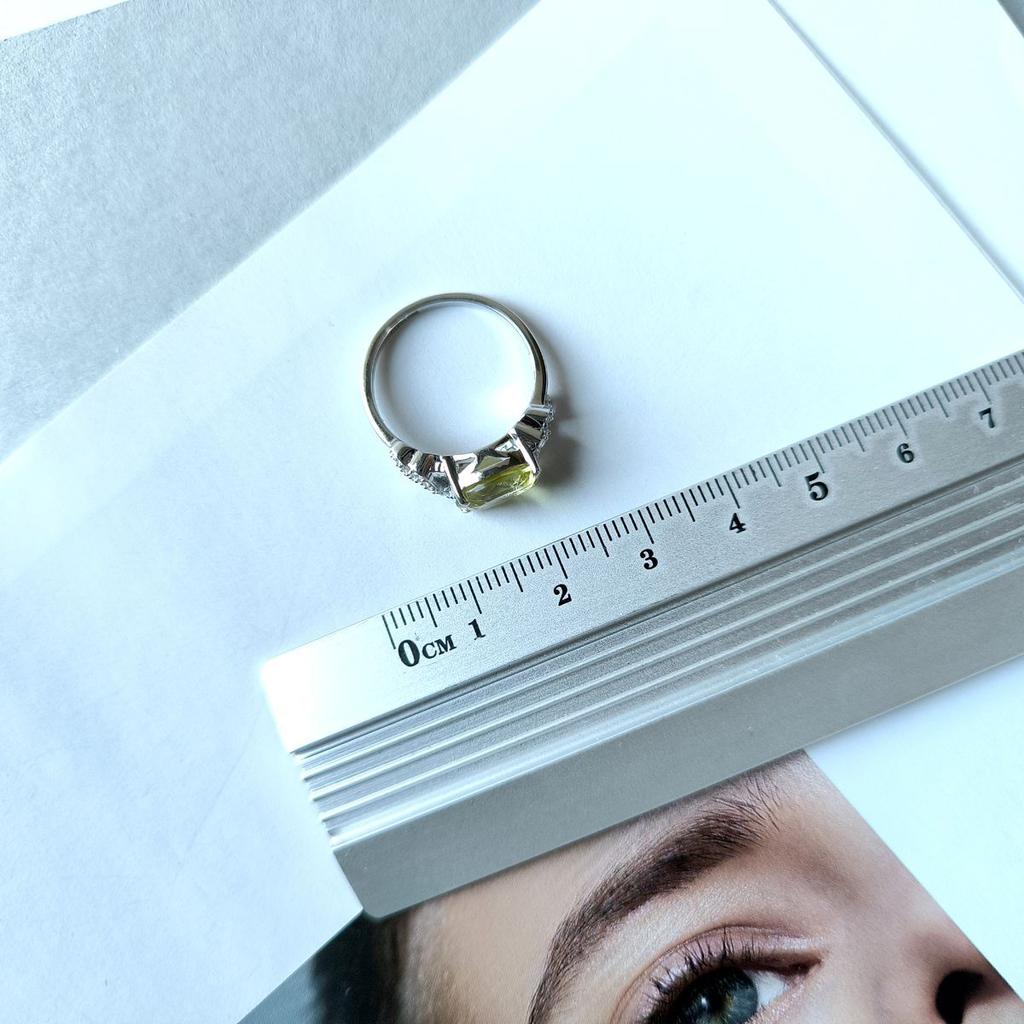 Серебряное кольцо с Натуральным зеленим кварцем 2.738ct, фианитами, вес изделия 2,85 гр (2162100)