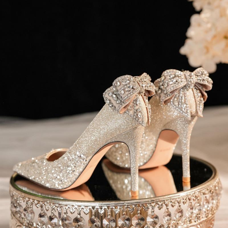 Летний лук, пайетки, градиентный цвет, туфли на высоком каблуке, свадебные туфли