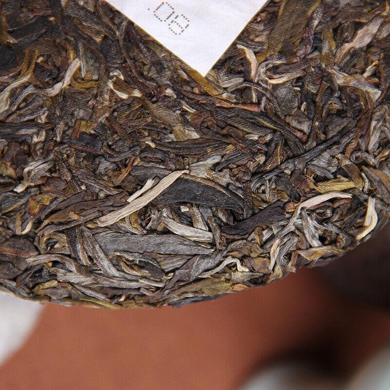 Чайный пирог HAIWAN Old Comrade Wei Tian Xia Ren Zuo Hao Cha Puerh 357г сырой 2017г.