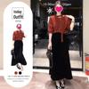 Комплект: Вязаный топ с halter-вырезом в корейском стиле и черная юбка средней длины (Осень/Зима 2025)