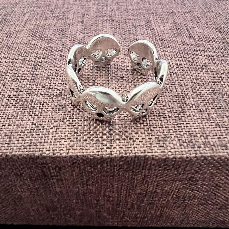 Кольцо Dark Series Retro Skull Five-Claw Ring - крутой аксессуар в стиле хип-хоп и уличный стиль