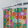 Яркая цветочная шторка для душа с веселыми лицами добавит яркий акцент в декор вашей ванной комнаты