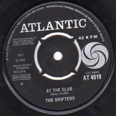 7-дюймовая пластинка DRIFTERS - At The Club  AT4019 Atlantic 1965 UK Соул/Фанк Б/У