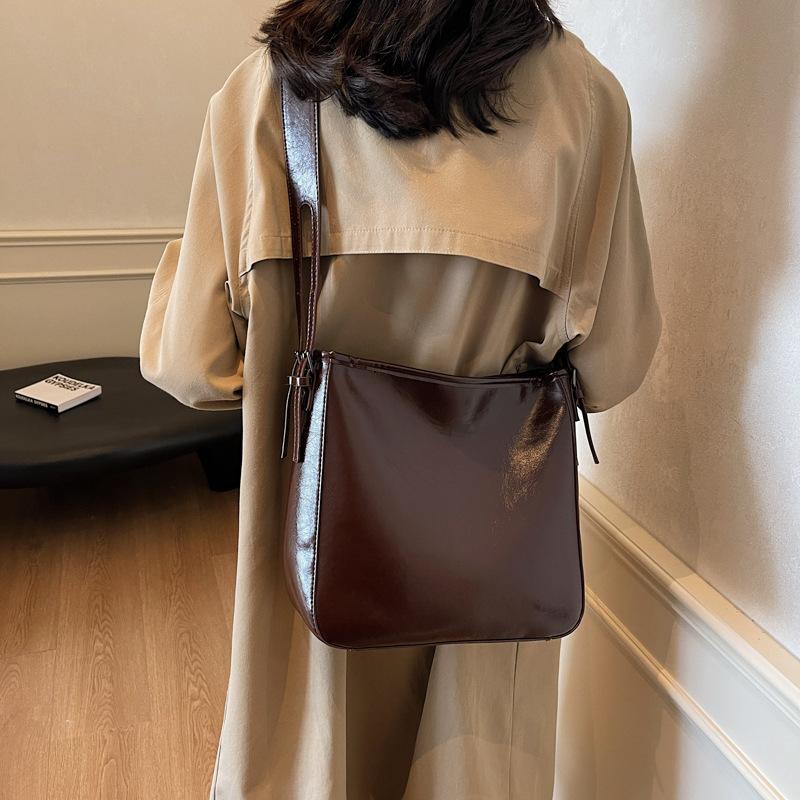 Retro Large-capacity Bag Women's 2025 New Trendy Fashion Bucket Bag Texture Niche Underarm Bag Mother and Child Bag