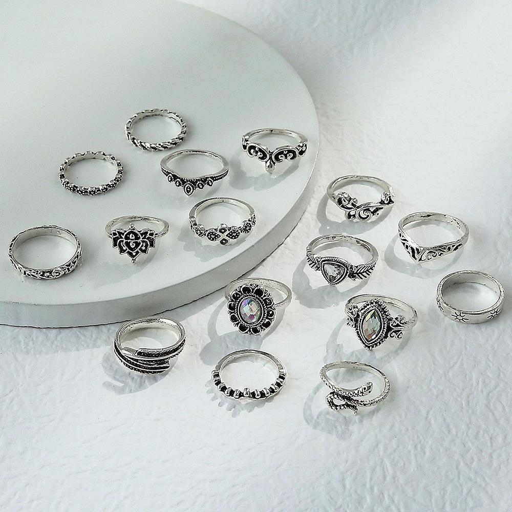 Европа и Соединенные Штаты Новое кольцо в стиле ретро с преувеличенной полостью и резным пером в форме змеи, комбинированное кольцо из 16 предметов, внешняя торговля