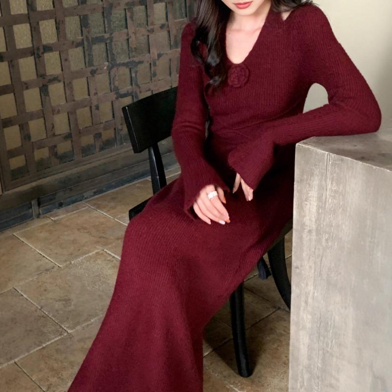 Темперамент Осень и зима Облегающее и с тонкой талией вязаное платье с V-образным вырезом с пальто Новое платье-свитер