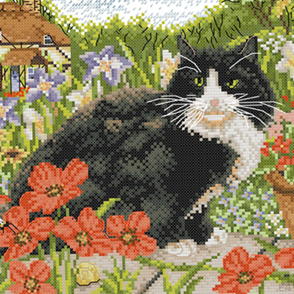 Красивое цветочное украшение в виде кошки, выполненное вышивкой гладью.