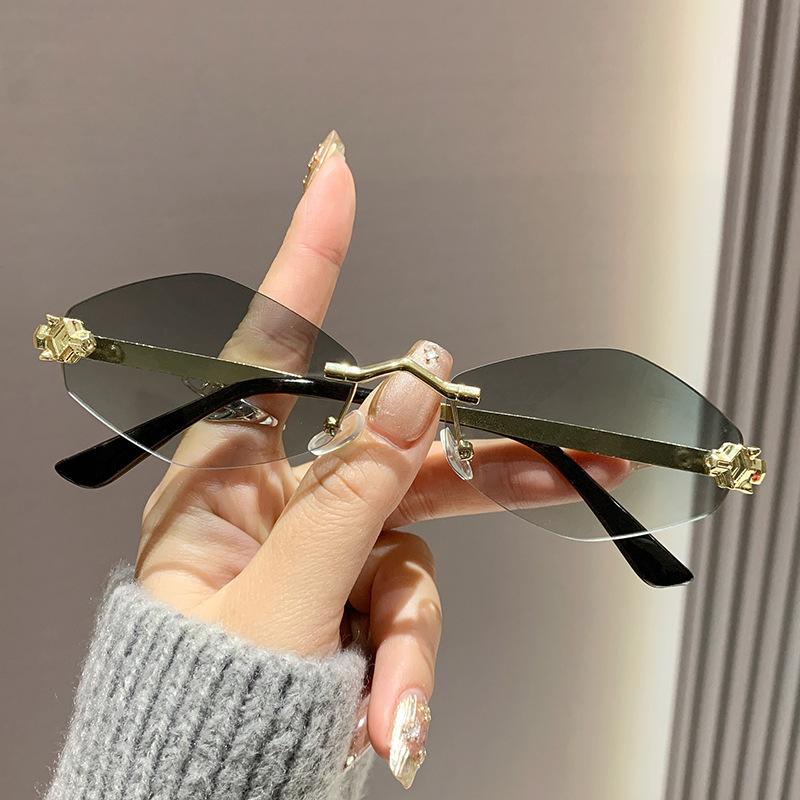 New Fashion Sunglasses Women Retro Brand Design Metal Small Diamond Frame Vintage Rhombus Rimless Shades Men Glasses