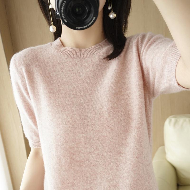 Женский свитер-топ из смесовой шерсти с полувысоким воротом, коротким рукавом и свободным кроем